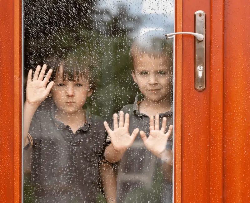Un infisso con vetro bagnato da goccioline di condensa | Infissi Dema
