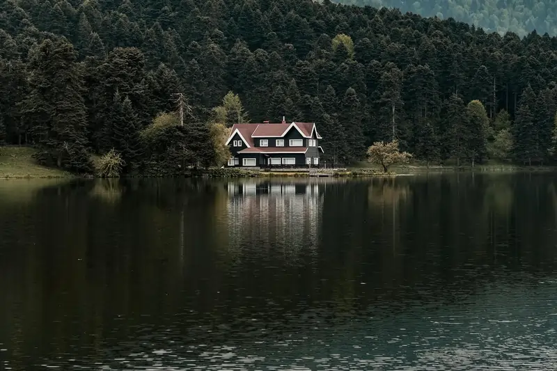 Immagine evocativa casa con infissi in ambiente umido | Infissidema