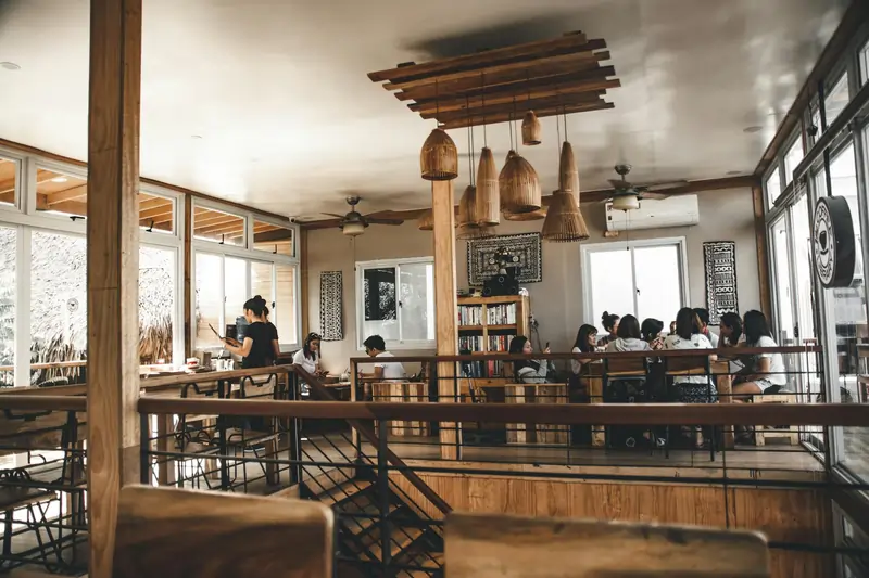 Ristorante con infissi moderni: immagine evocativa | Infissidema