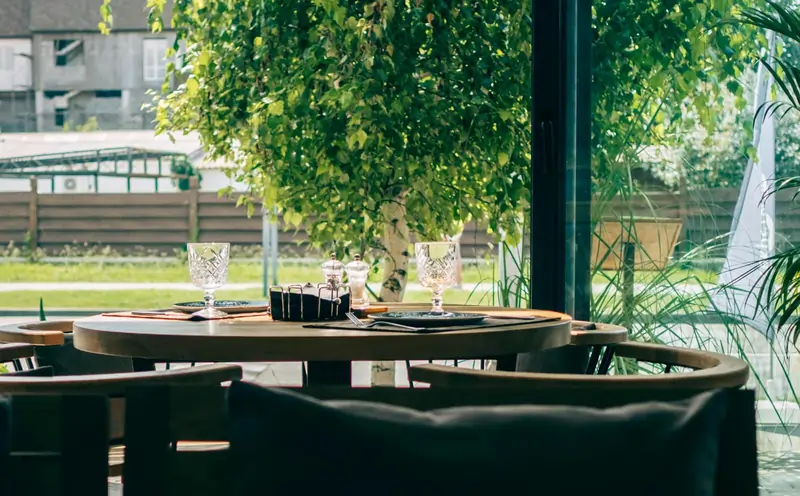Sicurezza, estetica e funzionalità: come scegliere gli infissi per un ristorante | Infissidema